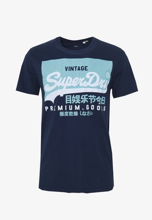 Donkerblauw katoenen T-shirt met korte mouwen, voorzien van een lichtblauwe afbeelding met de tekst "VINTAGE SuperDry PREMIUM GOODS" en Japanse karakters.
