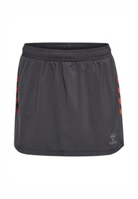 Zwarte sportrok van lichtgewicht materiaal. Voorzien van een elastische tailleband en rode diagonale strepen aan de zijkanten. Hummel-logo aan de zoom.