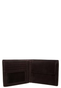Portafoglio in pelle marrone, design bifold. Presenta vari scomparti per carte, una finestra per ID in rete e una superficie liscia con dettagli di cucitura ordinati.
