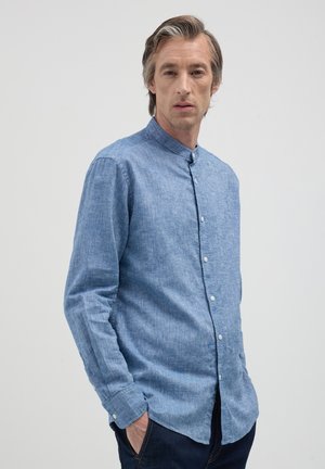 Camicia azzurra a maniche lunghe con colletto alla coreana, realizzata in un tessuto testurizzato, con bottoni bianchi e una vestibilità comoda.