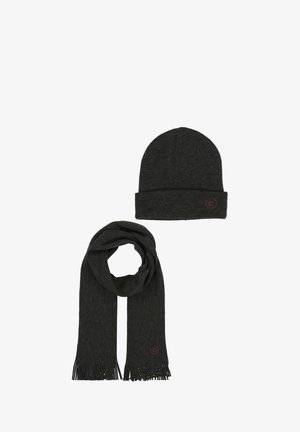 Cappello a maglia grigio scuro con risvolto e logo ricamato; sciarpa abbinata grigio scuro con estremità sfrangiate e una sottile texture.
