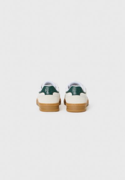Weiße Sneaker mit grünen Akzenten und einer tanfarbenen Gummisohle. Auf der Rückseite befindet sich "P3" in das grüne Fersentab eingebettet. Glatte Ledertextur.