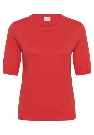Pull en maille rouge à manches courtes avec col rond et poignets côtelés, présentant une texture lisse et unie et une coupe régulière.