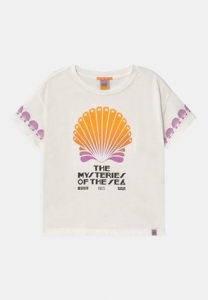 Witte korte mouw t-shirt met grote oranje en paarse schelpafbeelding en de tekst "The Mysteries of the Sea" op de voorkant, kleinere schelpen op de mouwen.