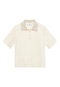 Kortærmet polo t-shirt i cremefarvet, med en tekstureret krave med geometrisk mønster og tre knaplukninger foran.