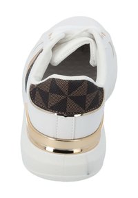 Witte sneaker met een gestructureerde achterkant in bruin en goud patroon. Heeft een gladde, ronde neus en een gouden accent langs de zool.