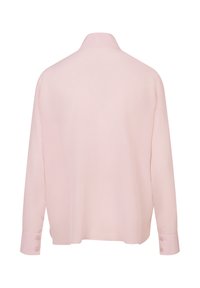 Chemise à manches longues rose pâle avec poignets boutonnés, vue de dos sur fond blanc.