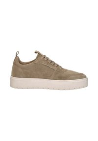Tan kleur suède vetersneakers met een lage profiel, ronde perforaties aan de zijkanten en een dikke witte rubberen zool.