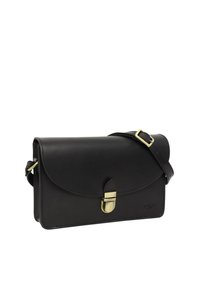 Črna usnjena torbica čez ramo z zaobljenim poklopcem, zlato barvnimi kovinskimi dodatki in nastavljivim trakom. Gladek tekstura z minimalnimi detajli.