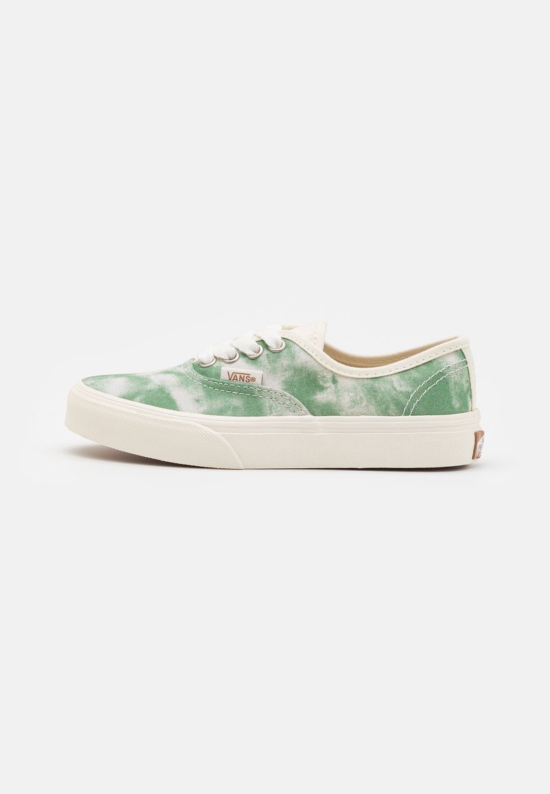 Baskets en toile tie-dye vert avec semelle en caoutchouc blanc, dotées de lacets blancs et d'un détail de marque subtil sur le côté. Design à bout rond.