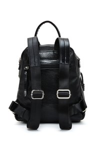 Sac à dos noir avec un extérieur texturé en motif crocodile, double bretelles, poignée supérieure et accents en métal argenté.
