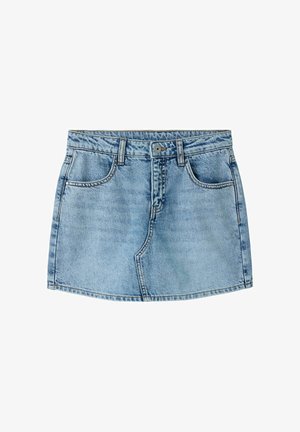 Šviesiai mėlynos spalvos džinsinė mini sijonas su priekiniais mygtukais, užtrauktuku, diržo kilpomis ir dviem priekinėmis kišenėmis ant balto fono.