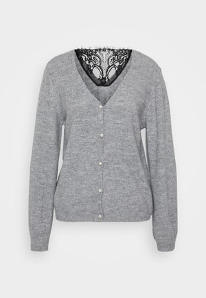 Grå cardigan laget av mykt strikkemateriale, med V-hals, perleknapper og en svart blonde detalj ved halslinningen. Lange ermer inkludert.