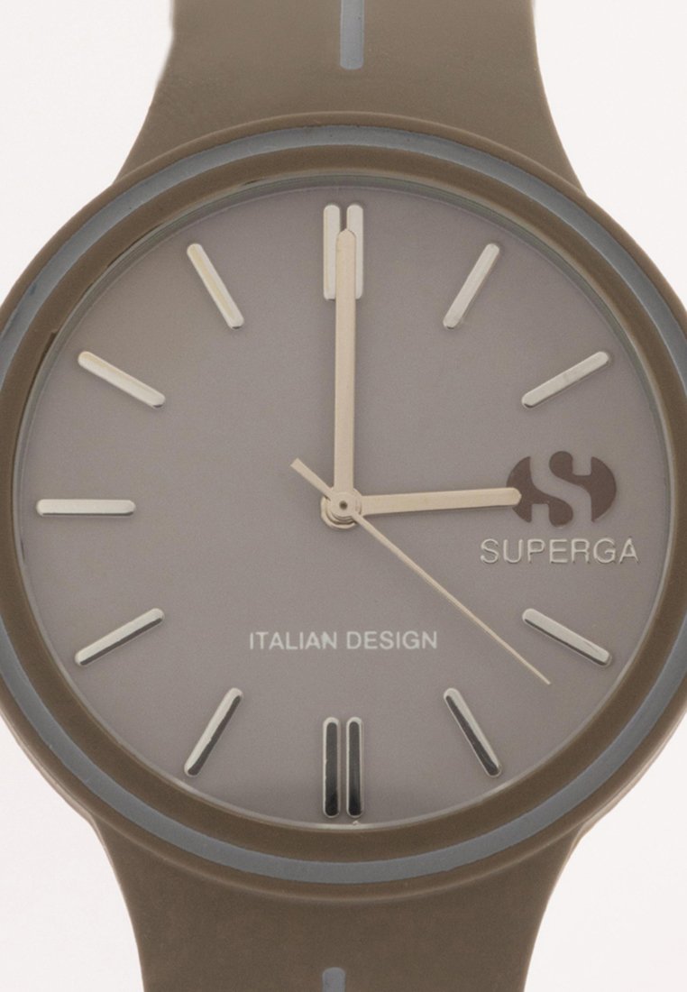 Reloj redondo gris con correa de silicona, marcadores horarios plateados y un logotipo. Diseño minimalista que presenta agujas delgadas y el texto "DISEÑO ITALIANO".