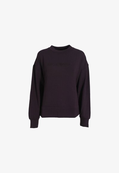Felpa viola con scollatura rotonda, maniche lunghe, spalle scese e logo "Emporio Armani" in rilievo sul davanti.