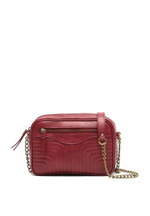 Rote Leder-Umhängetasche mit gesteppter Optik, goldener Kettenriemen, vordere Reißverschlusstasche und dezenten strukturierten Details.