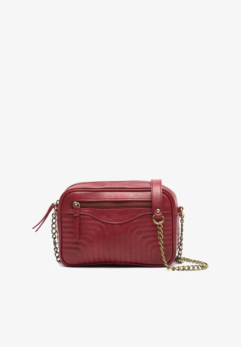 Červená kožená crossbody taška s prešívaným dizajnom, zlatým retiazkovým popruhom, predným vreckom na zips a jemnými textúrovanými detailmi.