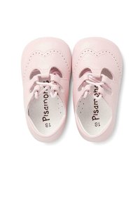 Scarpe per bambini in pelle rosa pallido con punte arrotondate, bordi scallopati e perforazioni decorative. Presentano lacci bianchi e soletta imbottita.