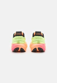 New Balance FRESH FOAM X 1080 V13 - Utcai futócipők - dolce