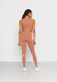 Nike Sportswear W NSW ESSNTL LGGNG SWOOSH MR - Leggings - Calças - brown