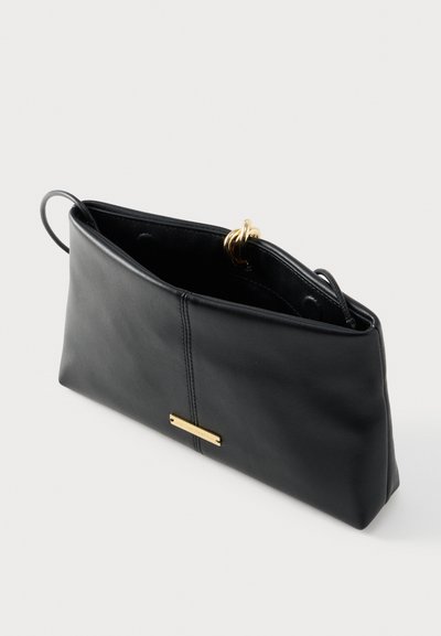 Μαύρη δερμάτινη τσάντα με λείο υφή, ορθογώνιο σχήμα και χρυσές μεταλλικές λεπτομέρειες. Διαθέτει επάνω άνοιγμα με δύο χερούλια για εύκολο κράτημα.