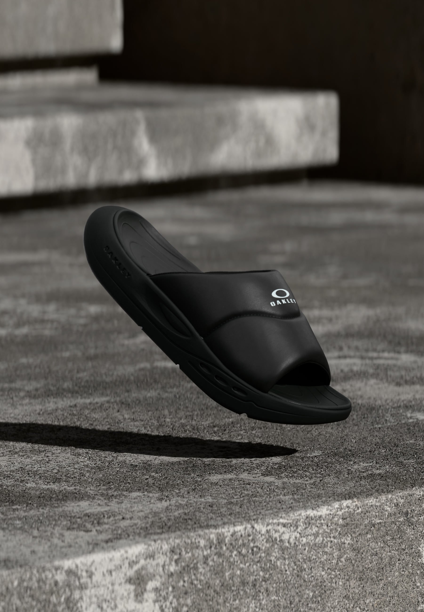 Oakley BARK SLIDE - Pantofle - pitch black