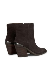 Botines de ante gris oscuro con punta cuadrada y tacón alto apilado, que presentan un acento metálico brillante en el tobillo.