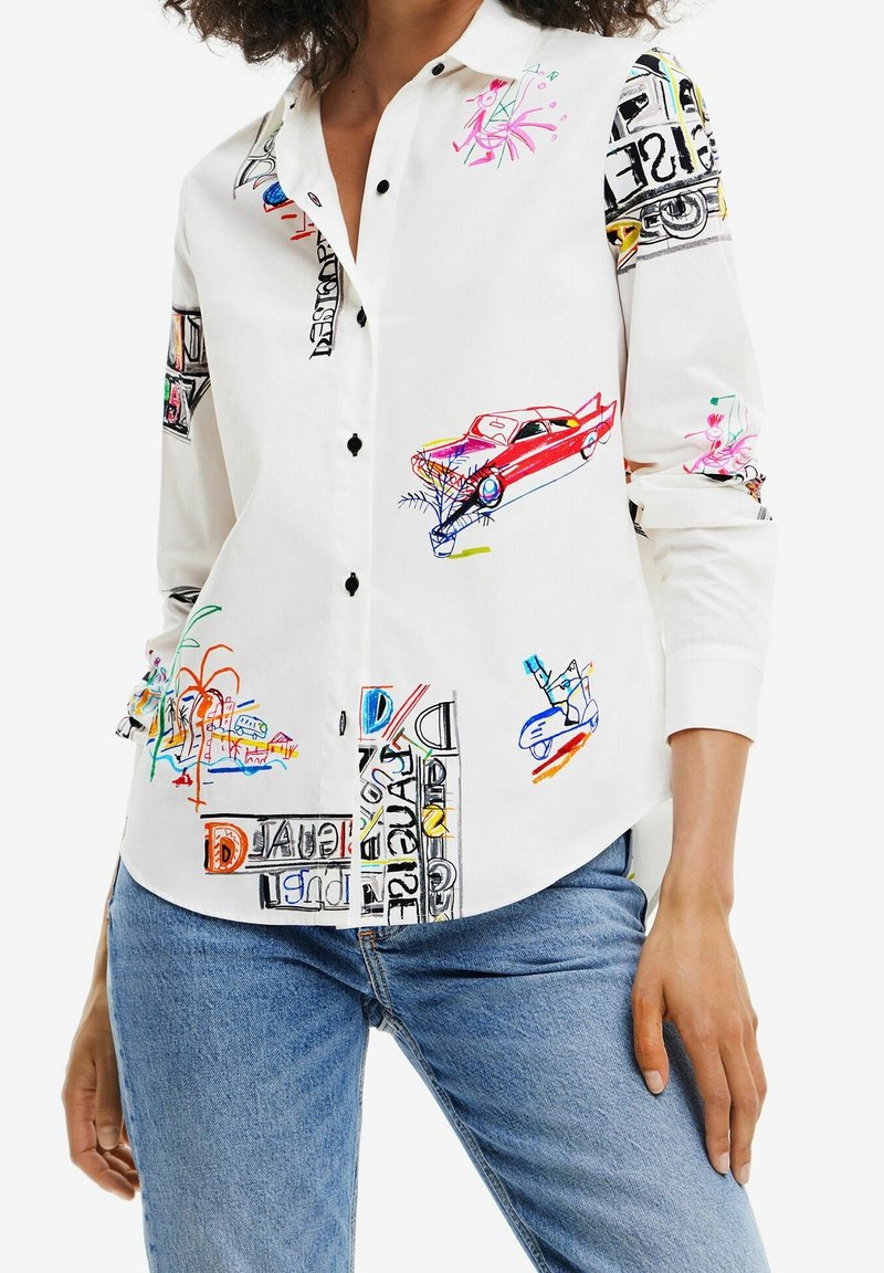 Chemise blanche à boutons avec des imprimés graphiques colorés de voitures, de palmiers et de texte. Boutons noirs et manches longues avec des accents à motifs.