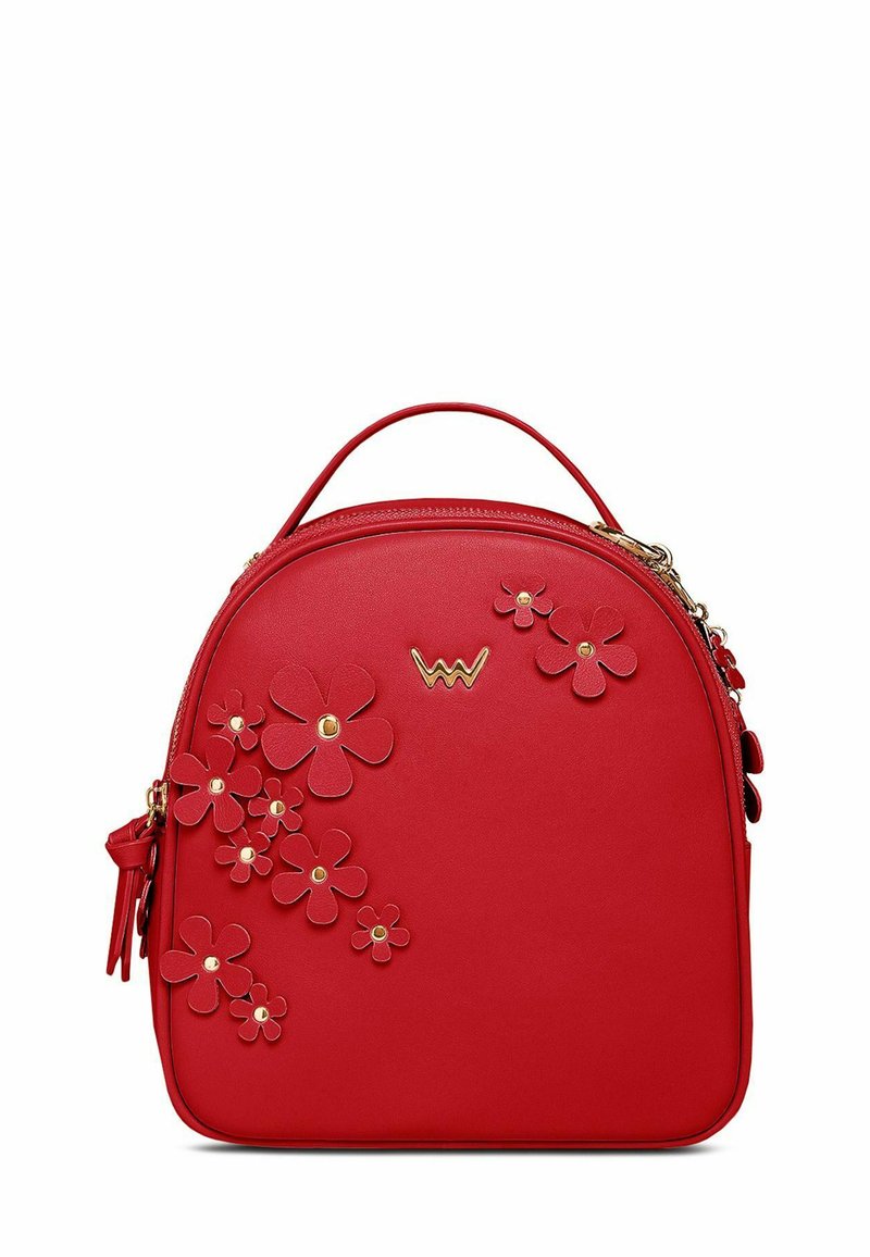 Červená kabelka s horním uchem, zlatým zipem a dekorativními červenými květinovými aplikacemi se zlatými cvočky na přední straně.