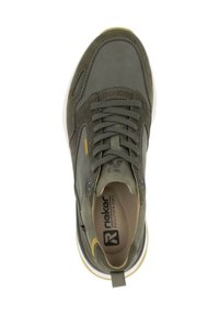 Sneaker verde oliva con una toma superiore testurizzata, chiusura con lacci e suola in gomma. Presenta un logo vicino al tallone e un accento giallo a contrasto.