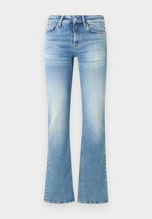 Világoskék, bővülő szabású farmernadrág, öt zsebbel, a combokon kifakult részekkel és varrott szegéllyel a boka körül.