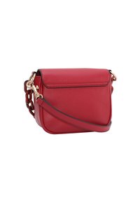 Sac à épaule en cuir rouge avec un fermoir à rabat, un accent de chaîne dorée et une bandoulière ajustable pour des options de transport polyvalentes.