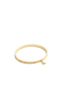 Pulsera de brazalete de oro con un diseño texturizado, que presenta un charm colgando de un lado. Bordes lisos y una construcción ligera.