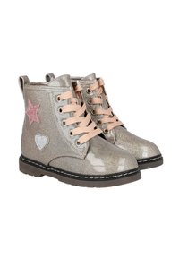 Botines plateados brillantes con detalles en rosa de estrella y corazón, con cordones beige y suela de goma texturizada con costuras en contraste.