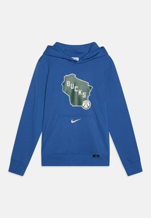 Blaue Kapuzenjacke mit Kängurutasche. Mit einem Grafikdesign von Wisconsin, auf dem "BUCKS" in Weiß und Grün steht. Nike-Logo in Weiß am Saum.