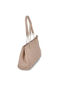 Sac à main matelassé beige avec une forme structurée, doté de poignées en cuir et d'accents en chaîne. Texture lisse avec un motif en chevrons.