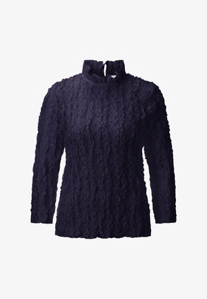 Maglietta lunga a maniche con texture di colore viola scuro, dotata di un collo alto con volant e maniche leggermente svasate, presentata su uno sfondo bianco.