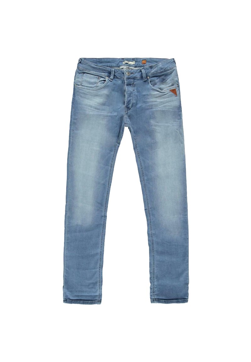 Lichtblauwe spijkerbroek met rechte pijpen, vijf zakken, rafelige details en een klein bruin logo-accent op de voorzak.