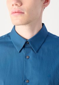 Calvin Klein SOLID STRETCH SLIM SHIRT - Επίσημο πουκάμισο - alfalfa blue