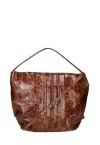 Borsa a spalla in pelle marrone con una finitura texturizzata e spiegazzata. Presenta una singola tracolla e una forma curvata, accentuata da pieghe.
