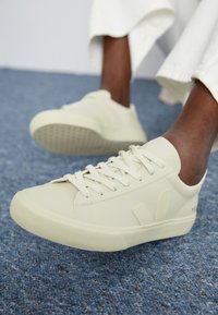 Selecionado, off-white