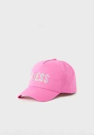 Rosa baseballcaps med buet brem og "GUESS" brodert i flerfargede bokstaver på frontpanelet.