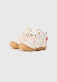 Borrelås-sandaler med mykt, lyserosa stoff med flerfargede blomster mønstre. Gummisåler og polstret krage for komfort og støtte.