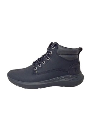 Botas negras de tobillo hechas de material sintético suave, con un collar acolchado, parte delantera con cordones y suela texturizada para un mejor agarre.