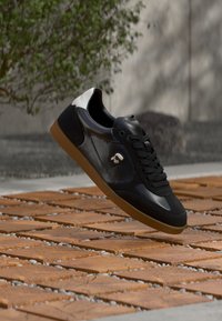Non sélectionné, black