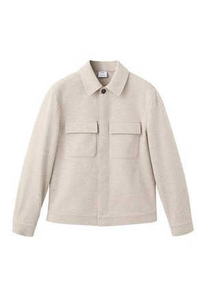 Giacca beige realizzata in morbido tessuto, con colletto a punta, chiusura con zip frontale e due tasche sul petto con pattina.