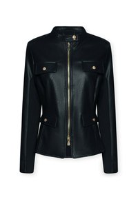 Giacca in finta pelle nera con chiusura a zip, colletto rialzato e due tasche sul petto con bottoni dorati. Tessuto liscio, design aderente.