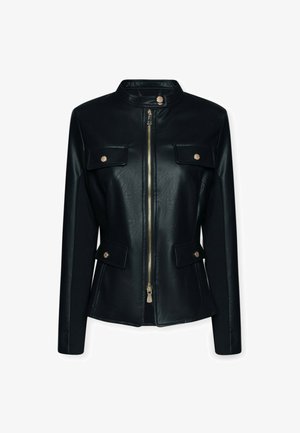 Chaqueta de piel sintética negra con cierre de cremallera, cuello alzado y dos bolsillos en el pecho con botones de tono dorado. Textura suave, diseño ajustado.