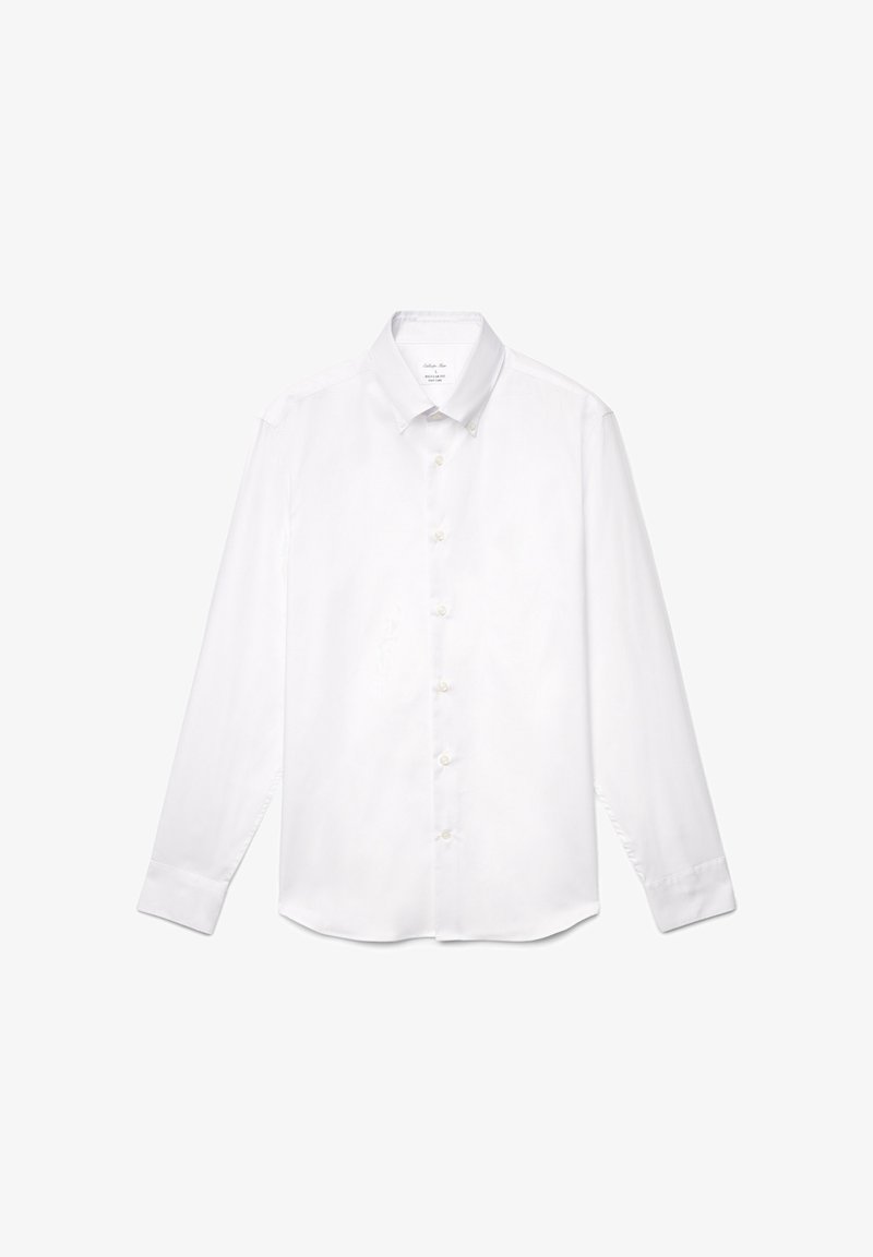 Chemise blanche à manches longues avec boutons, en mélange de coton, dotée d'un col classique, d'une patte de boutonnage à l'avant avec boutons et d'une texture subtile.