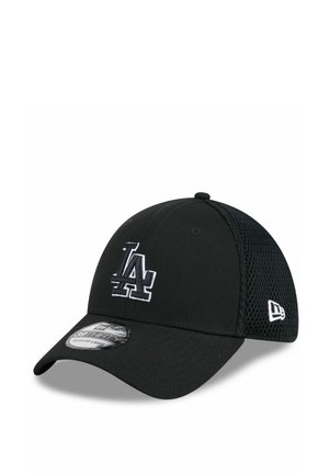 Schwarze Baseballkappe mit Mesh-Rückseite, vorne mit weißem "LA"-Logo und an der Seite mit New Era-Logo.